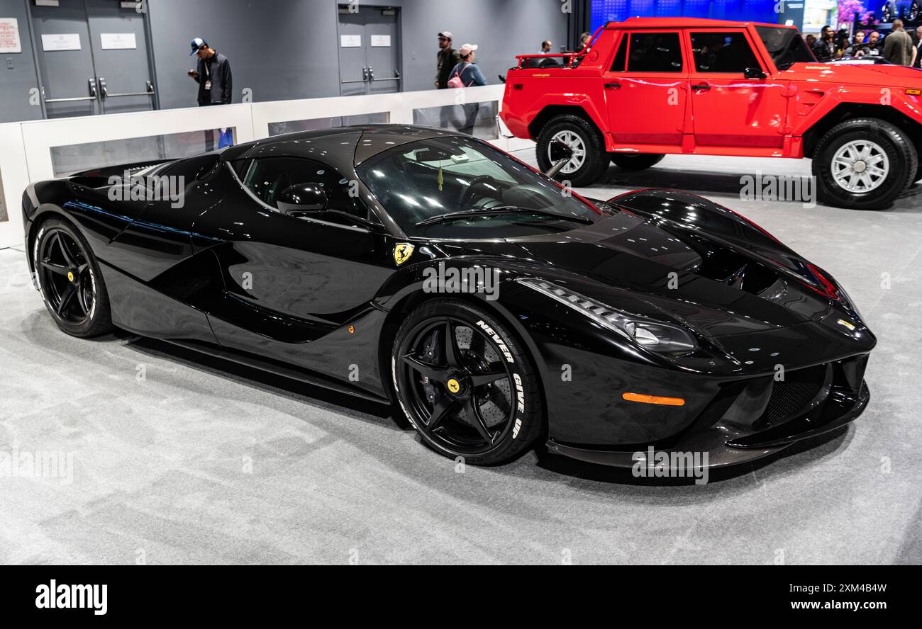 New York City, USA - 27 marzo 2024: 2015 Ferrari LaFerrari aperta, auto sportiva al New York International Auto Show, vista laterale Foto Stock