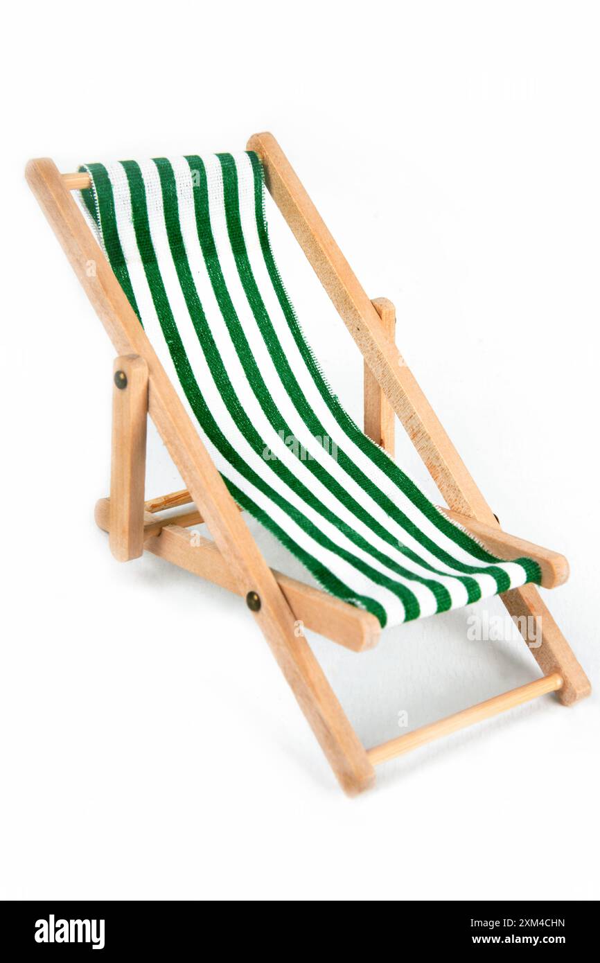 primo piano di una chaise longue isolata su un mini bianco Foto Stock