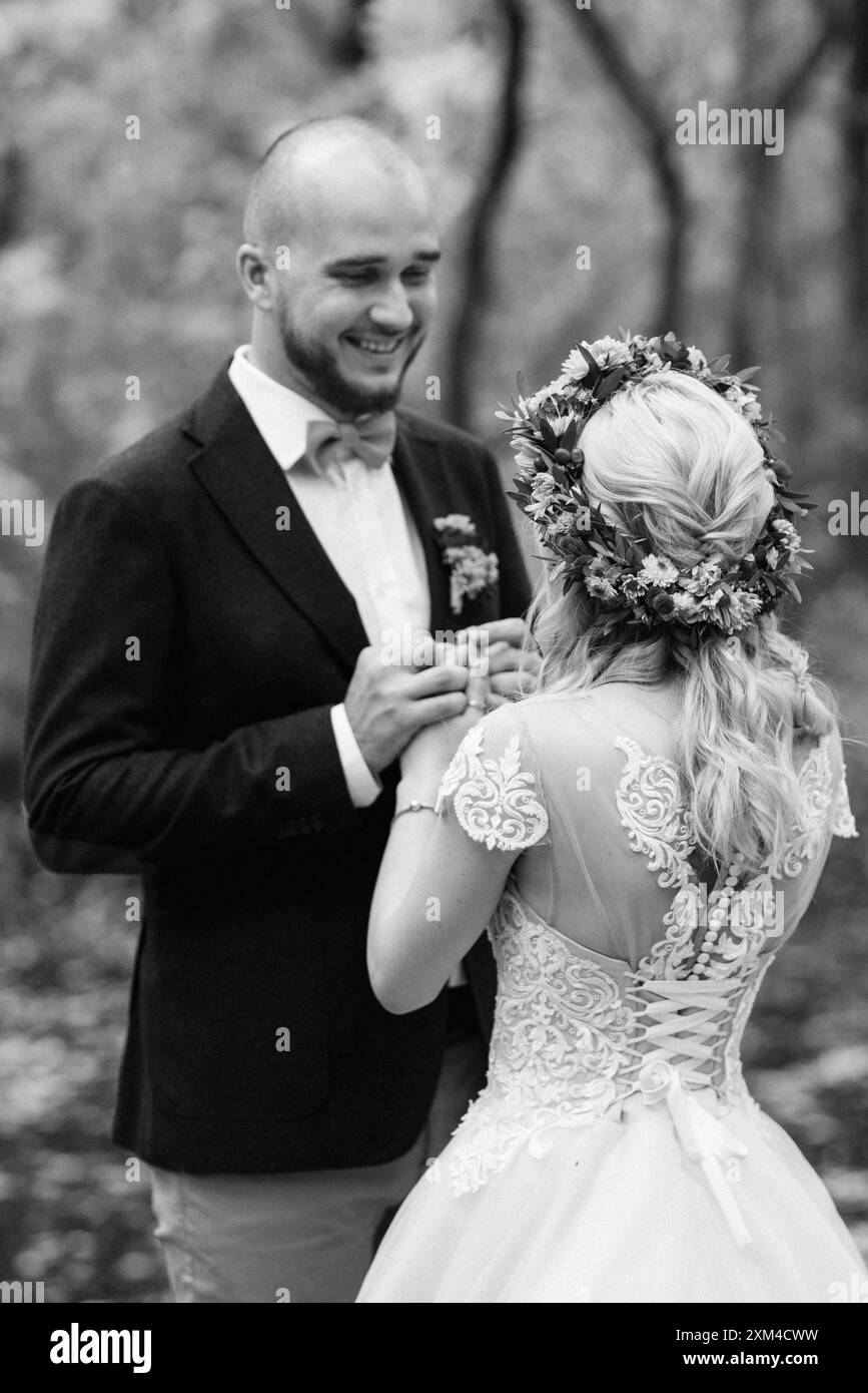Passeggiata della sposa e lo sposo attraverso la foresta autunno nel mese di ottobre Foto Stock