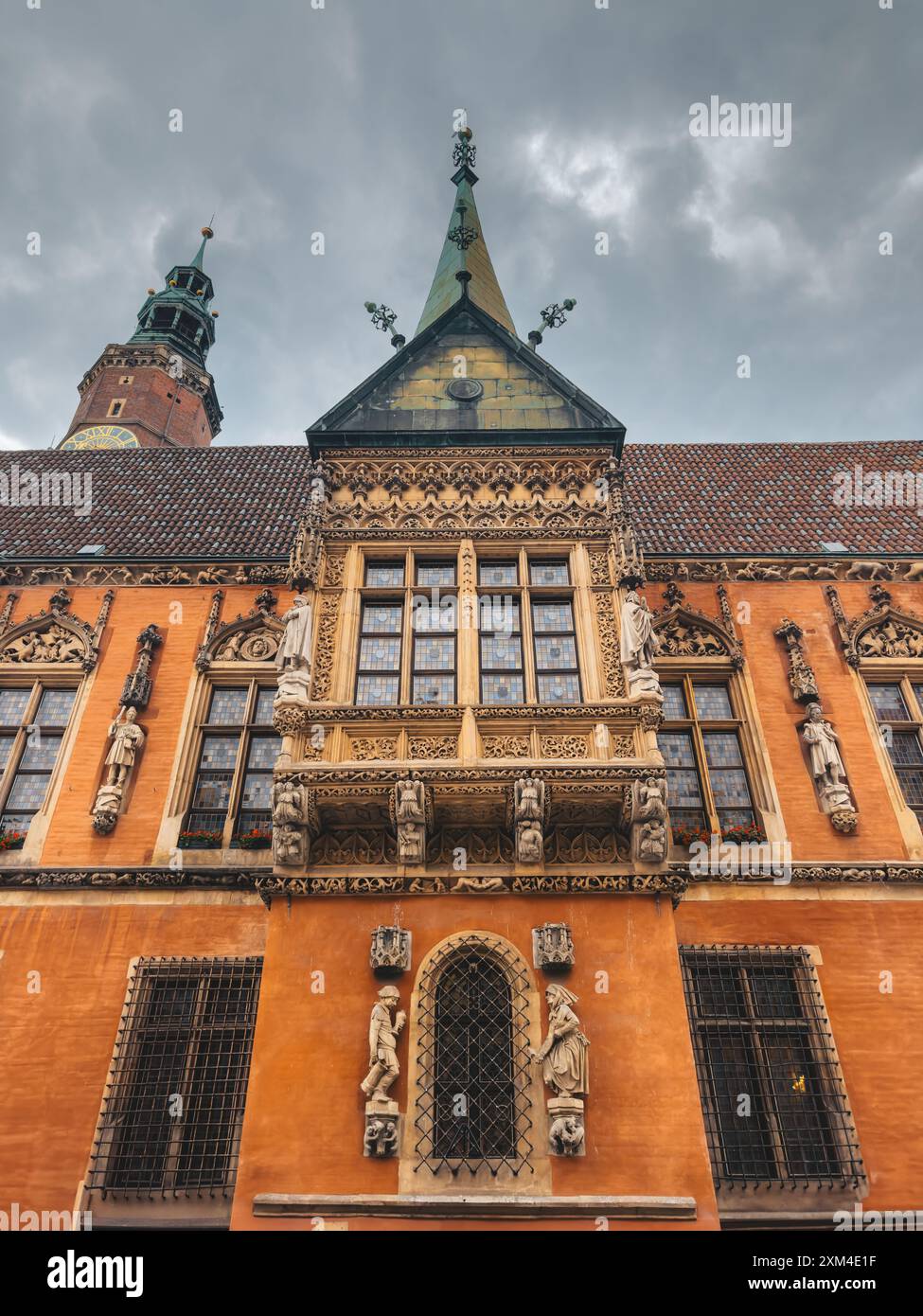 Vista dettagliata di una facciata ornata di un edificio storico caratterizzato da intricati intagli e sculture, che mettono in risalto il ricco patrimonio architettonico di Breslavia, Polonia. Foto Stock