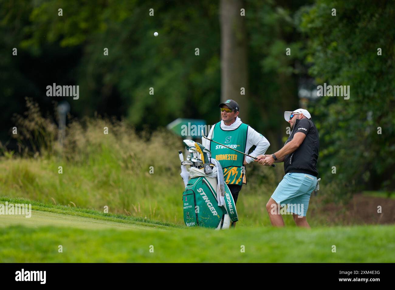 25 luglio 2024; JCB Golf & amp; Country Club, Rocester, Uttoxeter, Inghilterra; LIV UK Golf League, Pro-Am Day; Dean Burmester dei Stinger GC chips al 10° green durante il giovedì Pro-Am Foto Stock