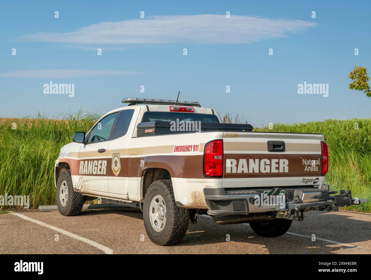 Fort Collins, Colorado, USA - 4 agosto 2018: Un camion di Fort Collins Natural area Ranger con portabiciclette parcheggiato presso il lago artificiale di Fossil Creek. Foto Stock