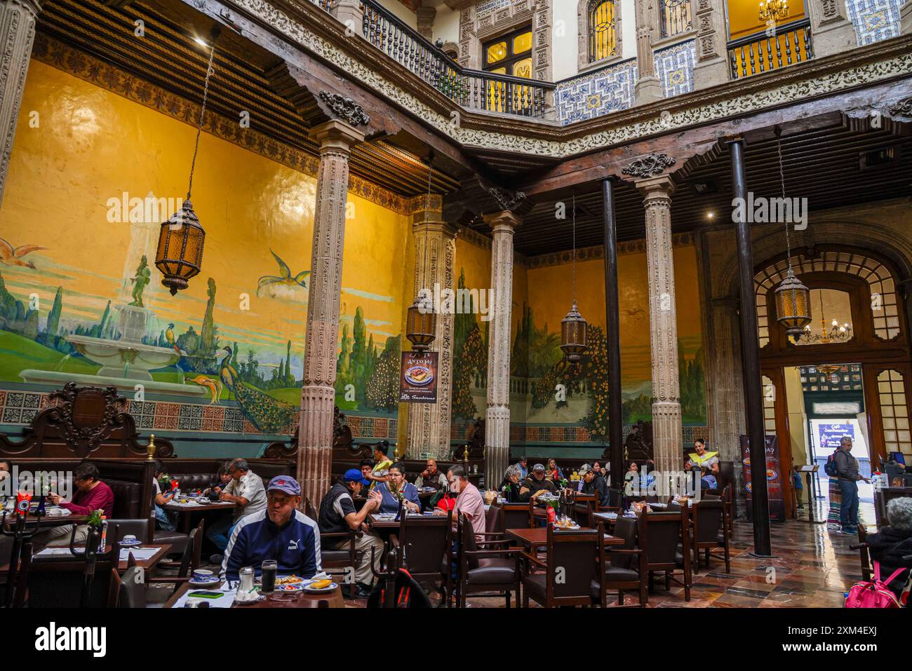 Il ristorante Casa de los Azulejos o Sanborns de los Azulejos era il palazzo dei conti della valle di Orizaba nel centro storico di città del Messico. Architettura e interni antichi. (Foto di Luis Gutierrez/ Norte Photo) la Casa de los Azulejos o restaurante Sanborns de los Azulejos , fue palacio de los condes del Valle de Orizaba en centro Histórico de la Ciudad de México. Arquitectura antigua e interiores. (Foto di Luis Gutierrez/Norte Photo) Foto Stock