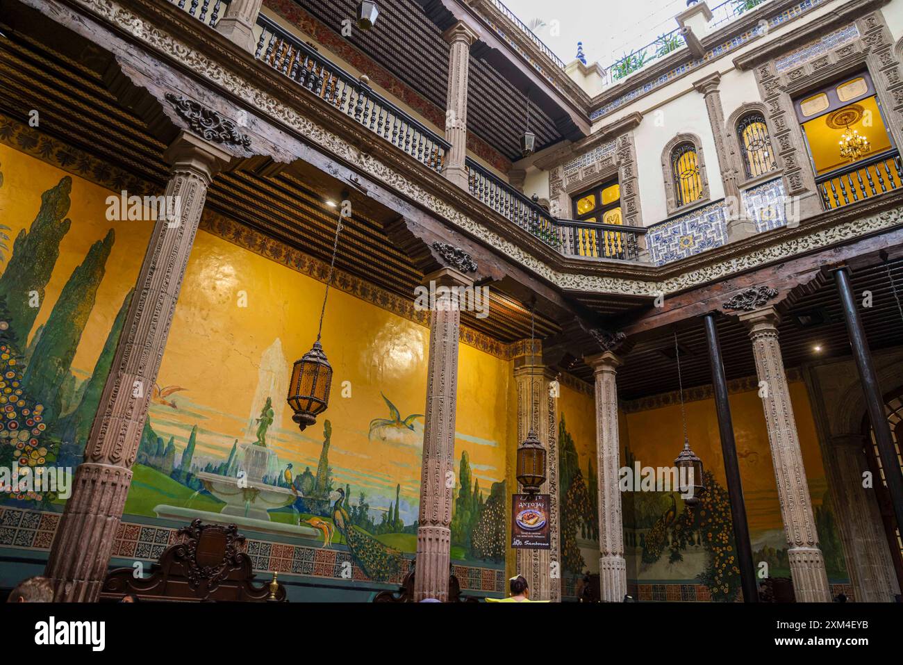 Il ristorante Casa de los Azulejos o Sanborns de los Azulejos era il palazzo dei conti della valle di Orizaba nel centro storico di città del Messico. Architettura e interni antichi. (Foto di Luis Gutierrez/ Norte Photo) la Casa de los Azulejos o restaurante Sanborns de los Azulejos , fue palacio de los condes del Valle de Orizaba en centro Histórico de la Ciudad de México. Arquitectura antigua e interiores. (Foto di Luis Gutierrez/Norte Photo) Foto Stock