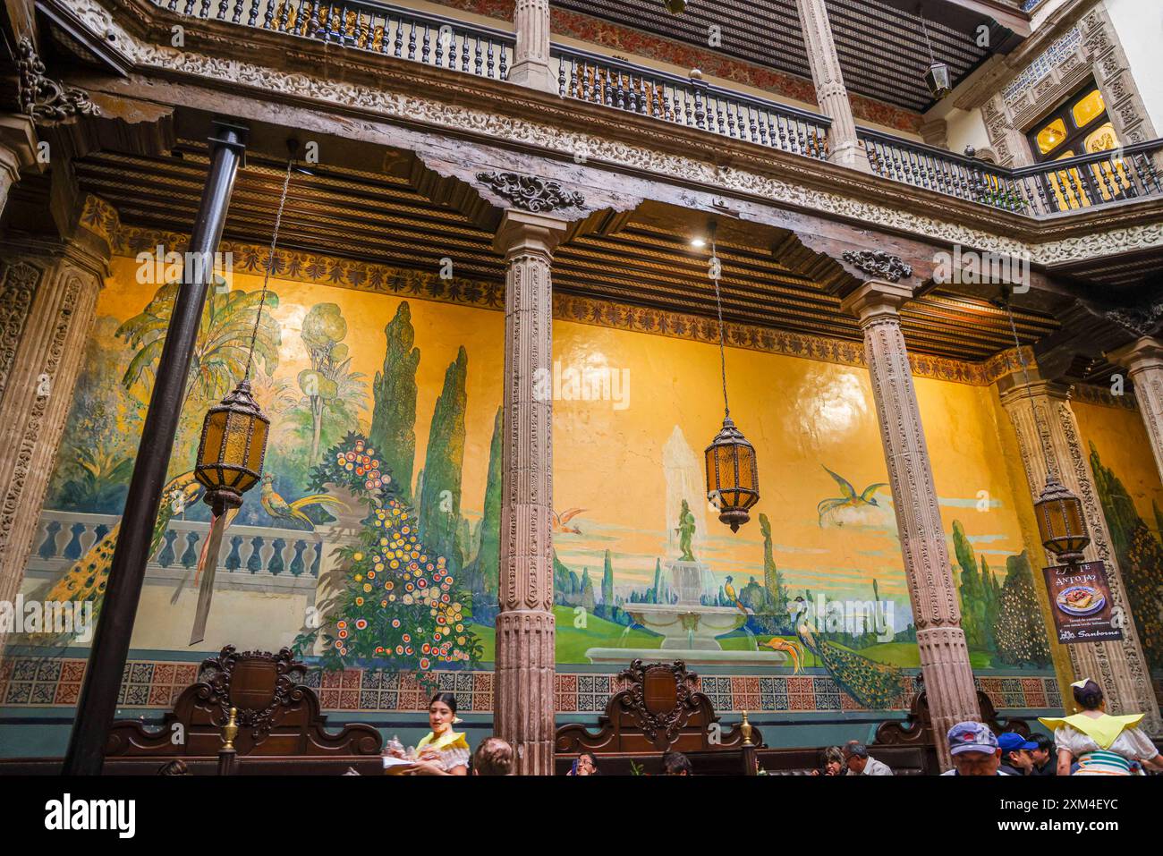Il ristorante Casa de los Azulejos o Sanborns de los Azulejos era il palazzo dei conti della valle di Orizaba nel centro storico di città del Messico. Architettura e interni antichi. (Foto di Luis Gutierrez/ Norte Photo) la Casa de los Azulejos o restaurante Sanborns de los Azulejos , fue palacio de los condes del Valle de Orizaba en centro Histórico de la Ciudad de México. Arquitectura antigua e interiores. (Foto di Luis Gutierrez/Norte Photo) Foto Stock