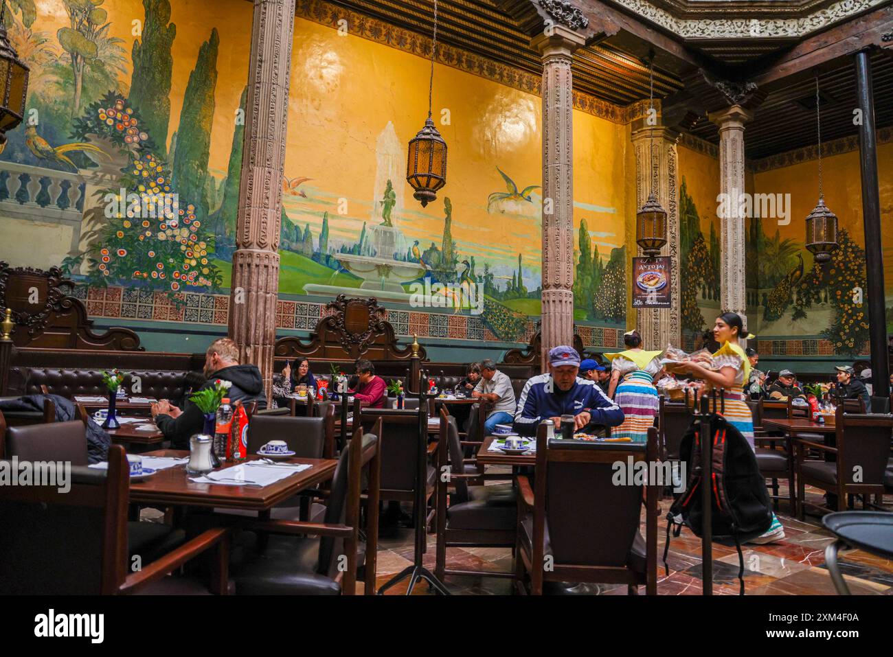 Il ristorante Casa de los Azulejos o Sanborns de los Azulejos era il palazzo dei conti della valle di Orizaba nel centro storico di città del Messico. Architettura e interni antichi. (Foto di Luis Gutierrez/ Norte Photo) la Casa de los Azulejos o restaurante Sanborns de los Azulejos , fue palacio de los condes del Valle de Orizaba en centro Histórico de la Ciudad de México. Arquitectura antigua e interiores. (Foto di Luis Gutierrez/Norte Photo) Foto Stock