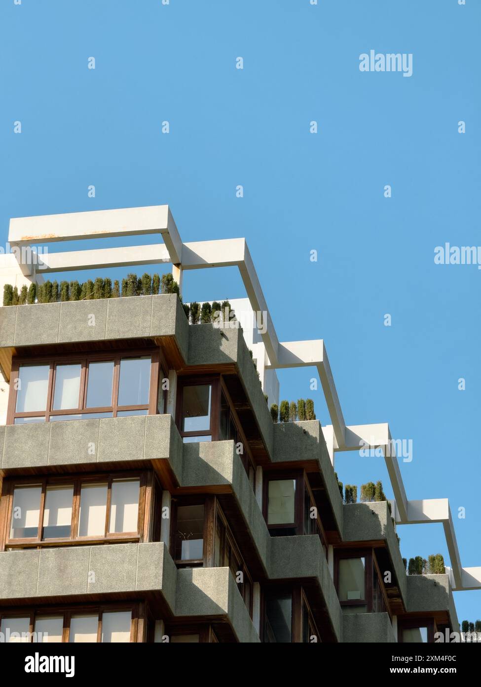 Edificio moderno e innovativo a Valencia caratterizzato da un giardino sul tetto. Mette in evidenza l'architettura urbana sostenibile e il green living integrati nel design contemporaneo. Foto Stock