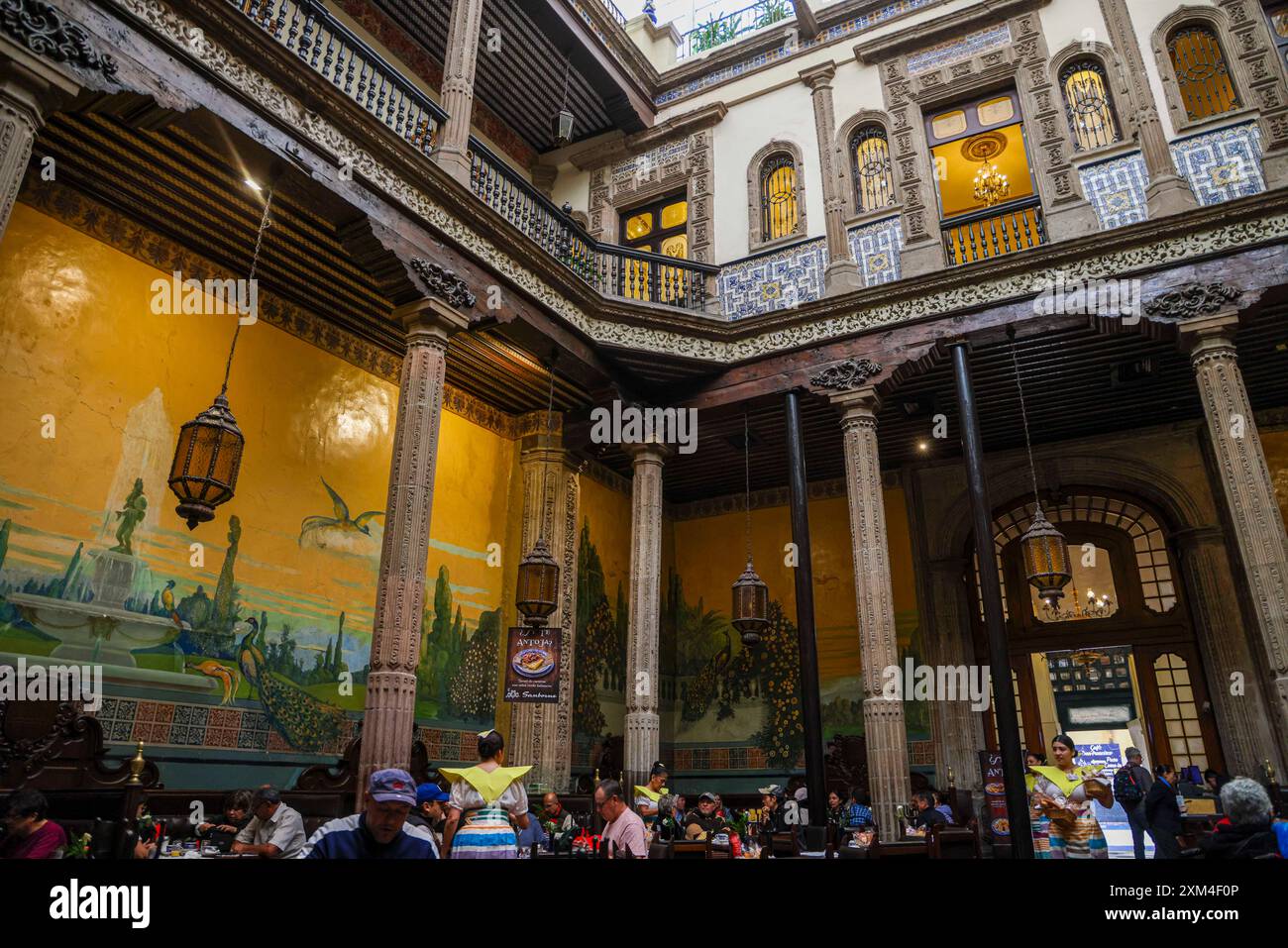 Il ristorante Casa de los Azulejos o Sanborns de los Azulejos era il palazzo dei conti della valle di Orizaba nel centro storico di città del Messico. Architettura e interni antichi. (Foto di Luis Gutierrez/ Norte Photo) la Casa de los Azulejos o restaurante Sanborns de los Azulejos , fue palacio de los condes del Valle de Orizaba en centro Histórico de la Ciudad de México. Arquitectura antigua e interiores. (Foto di Luis Gutierrez/Norte Photo) Foto Stock