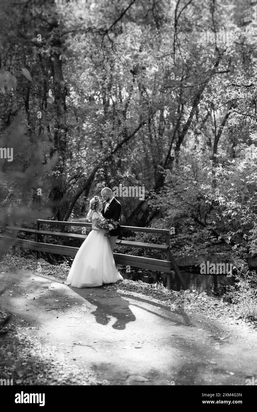Passeggiata della sposa e lo sposo attraverso la foresta autunno nel mese di ottobre Foto Stock