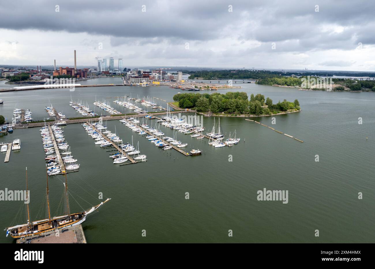 Vista aerea della città di Helsinki, capitale della Finlandia. Kruununhaka e porto dell'area di Helsinki Foto Stock
