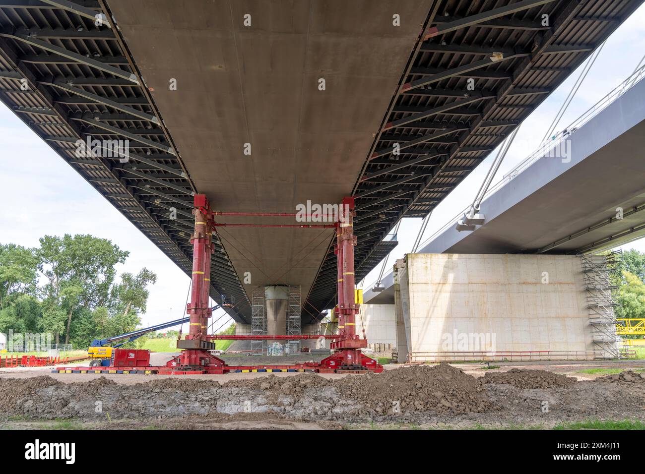 Demolizione del vecchio ponte A40 sul Reno Neuenkamp, accanto ad esso la prima parte del nuovo ponte autostradale sul Reno vicino a Duisburg, ponte temporaneo S Foto Stock