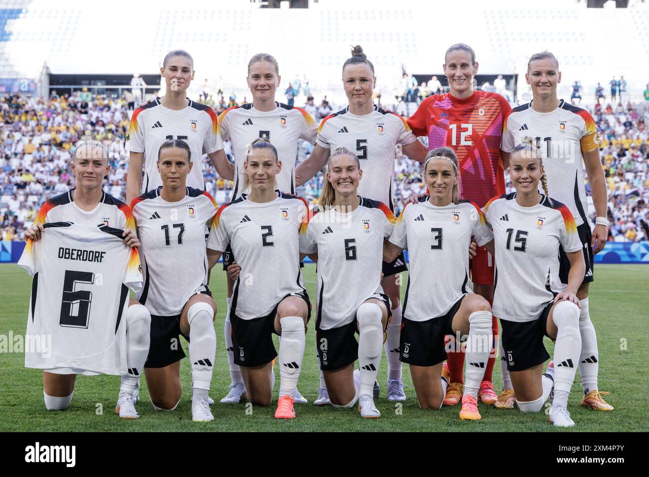 Marsiglia, Frankreich. 25 luglio 2024. Fra, Parigi, Giochi Olimpici Parigi 2024, 25 luglio 2024, calcio, donne, Germania vs Australia, a Marsiglia, nello Stade Velodrome, f.l. (H) Jule Brand (Germania, 16), Sjoeke Nuesken (Germania, 9), Marina Hegering (Germania, 5), Ann-Katrin Berger (Germania, 12), Alexandra Popp (Germania, 11), f.l. (V) Janina Minge (Germania, 6), Klara Buehl (Germania, 17), Sarai Linder (Germania, 2), Janina Minge (Germania, 6), Kathrin 'Kathy' Hendrich (Germania, 3), Giulia Gwinn (Germania, 15) Team, undici partenze, credito: HMB Media/Alamy Live News Foto Stock