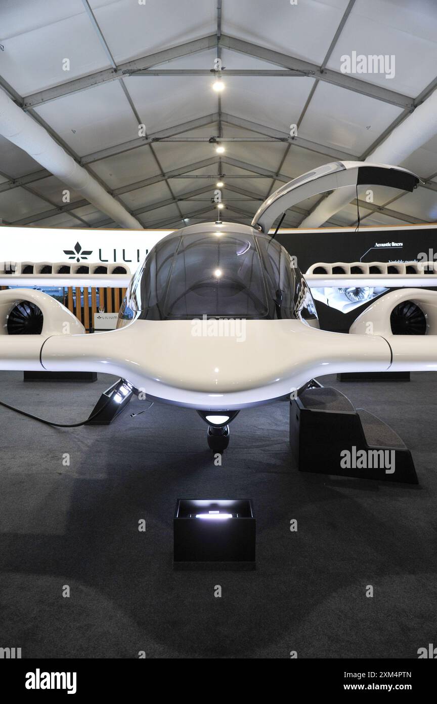 La fiera aerea biennale, che si svolge dal 22-26 luglio, è una vetrina per i principali innovatori e i settori aerospaziale, dell'aviazione civile e della difesa a livello mondiale. È il più grande del suo genere e attira acquirenti civili e militari da tutto il mondo. Info immagine: Un Jet Lilium Electric VTOL in mostra nei padiglioni commerciali. La FIA dispone di 100 m2 di spazio espositivo con 1500 espositori, oltre a un'esposizione di aeromobili statici e volanti con 87 aeromobili. Circa 80.000 persone visitano e lo spettacolo vede normalmente $ 192b di ordini annunciati. Foto Stock