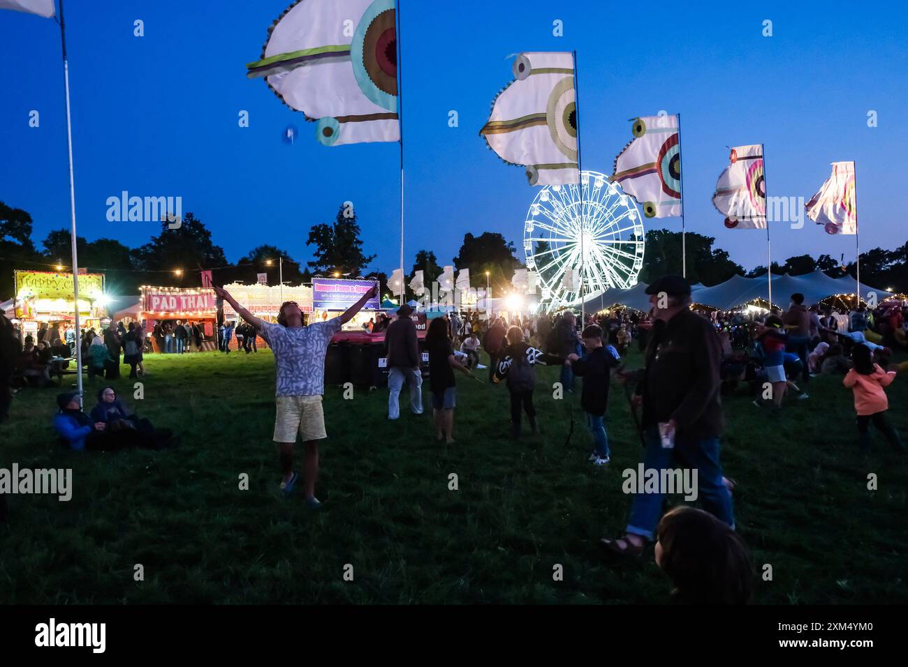 Malmesbury, Regno Unito. 25 luglio 2024. Atmosfera durante Womad - World of Music, Arts and Dance 2024. Giocoleria con un diabolo. Foto di Julie Edwards./Alamy Live News Foto Stock