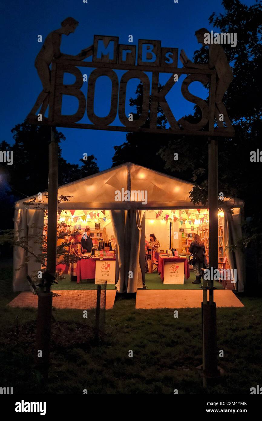 Malmesbury, Regno Unito. 25 luglio 2024. Atmosfera durante Womad - World of Music, Arts and Dance 2024. La libreria a tarda notte. Foto di Julie Edwards./Alamy Live News Foto Stock