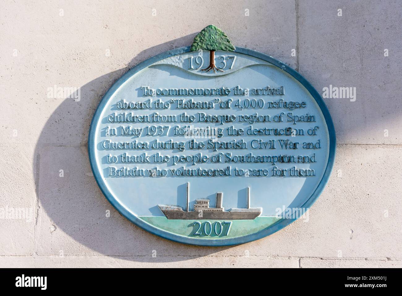 Targa commemorativa per commemorare i 4.000 bambini rifugiati baschi evacuati in Gran Bretagna nel maggio 1937 durante la guerra civile spagnola Southampton, Inghilterra Regno Unito Foto Stock