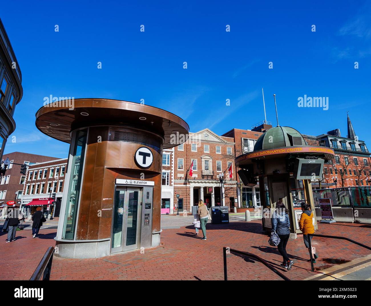 Cambridge, Massachusetts, Stati Uniti - 10 aprile 2022: Harvard Square, persone che escono dall'ingresso della stazione degli autobus e dei treni MBTA di Harvard. Foto Stock