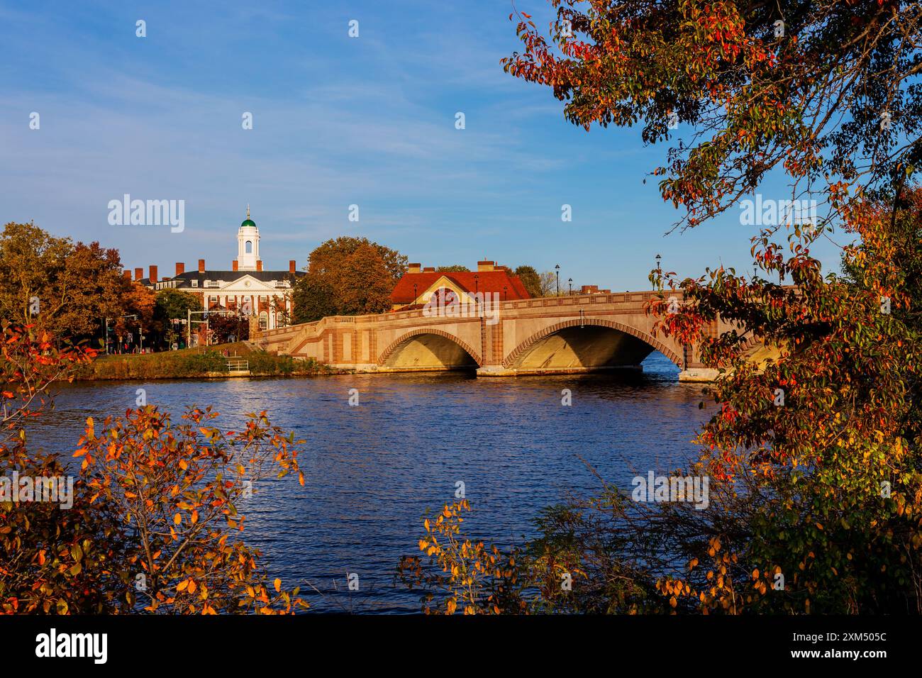 Vista dell'Anderson Memorial Bridge sul fiume Charles in un tardo pomeriggio autunnale - Cambridge, Massachusetts. Foto Stock