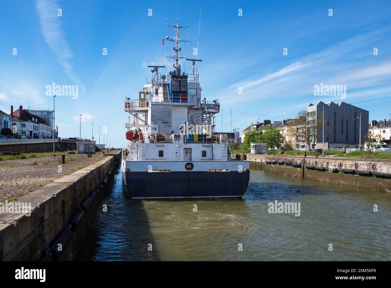 Primo piano di una nave in un porto cittadino in Francia Foto Stock