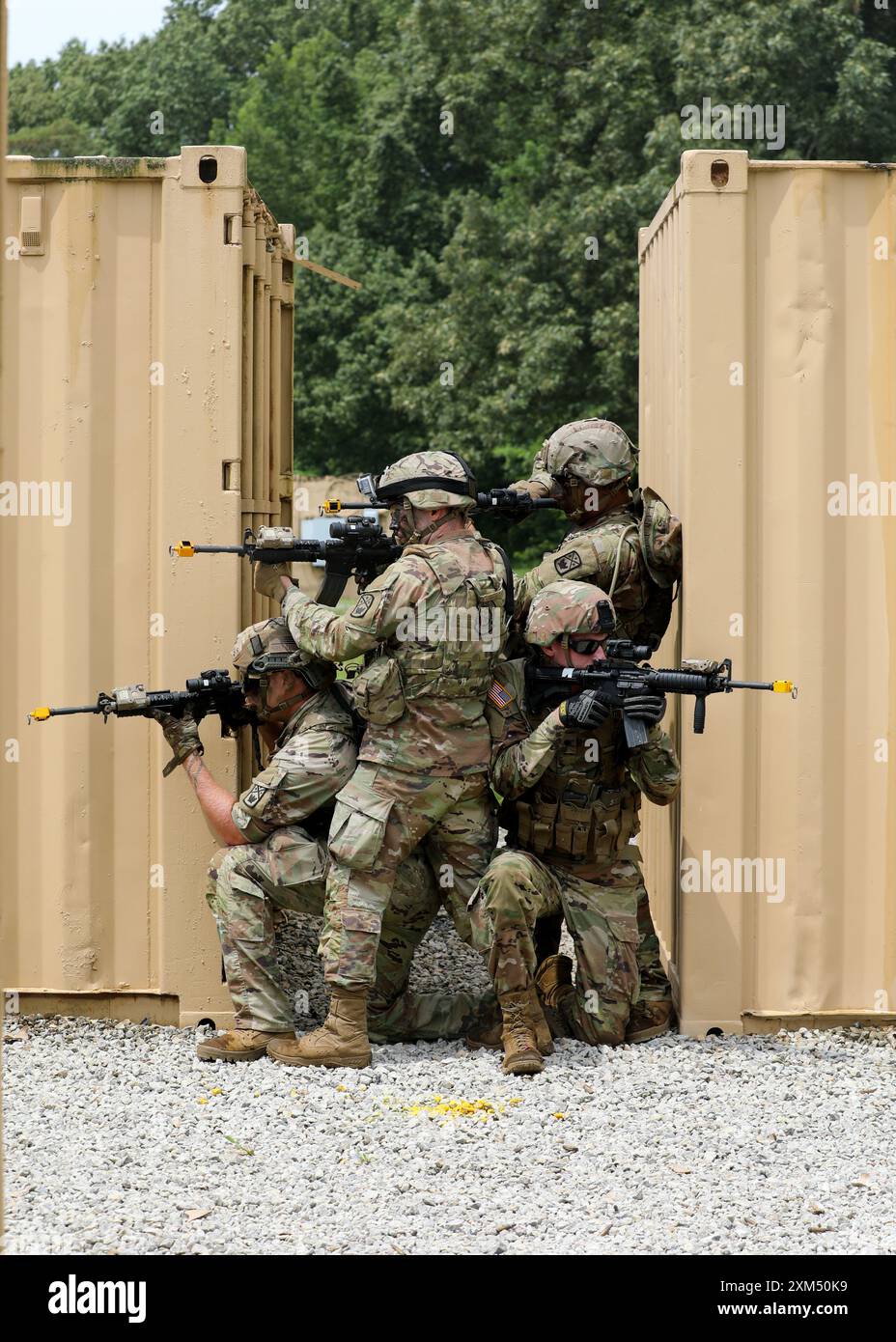 I soldati della Guardia Nazionale dell'Esercito del Tennessee della 890a Sapper Company dimostrano la loro abilità nel combattimento urbano e nelle operazioni di violazione presso il Volunteer Training Site - Milano, 24 luglio 2024. Durante l'esercitazione, i soldati mantennero una comunicazione efficace tra le forze di terra e le risorse esterne, garantendo il coordinamento per il supporto antincendio, l'estrazione o l'evacuazione di emergenza. (Foto della Guardia Nazionale dell'Esercito degli Stati Uniti del sergente Kalina Hyche) Foto Stock