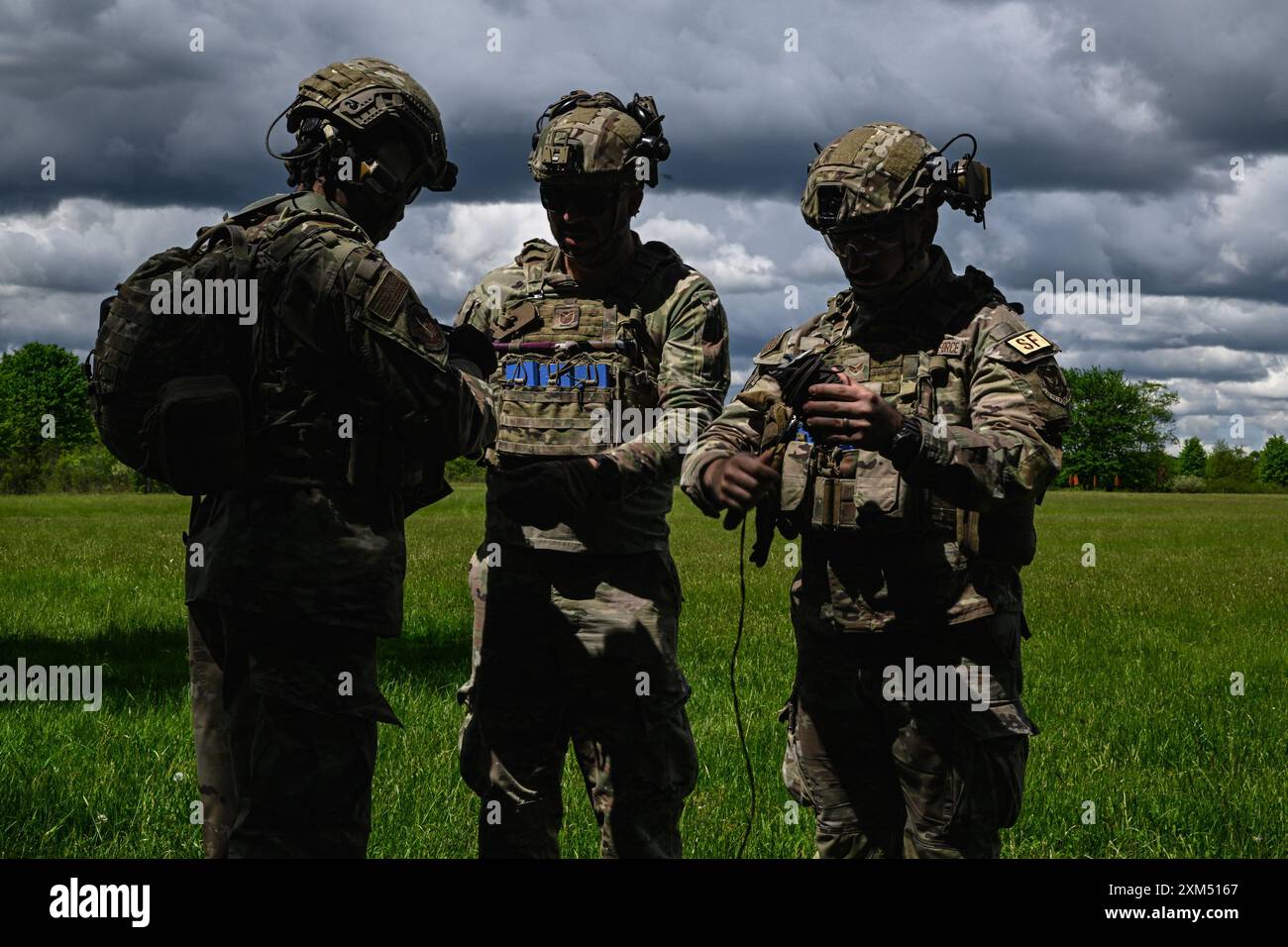 Corso di leadership della difesa integrata gli studenti esercitano la messa in vuoto di un M18A1 esercitazione claymore presso il Camp James A. Garfield Joint Military Training Center, Ohio, 10 maggio 2024. I difensori viaggiarono fino alla Youngstown Air Reserve Station, Ohio, per partecipare all'IDLC dell'Air Force Reserve Command, dove affinarono le abilità di combattimento tattico necessarie per agili posizioni di impiego in combattimento. (Foto dell'aeronautica militare statunitense di staff Sgt. Christina Russo) Foto Stock