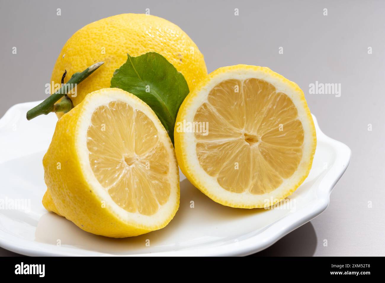 Limoni gialli italiani freschi e maturi di Sorrento, nuova raccolta Foto Stock