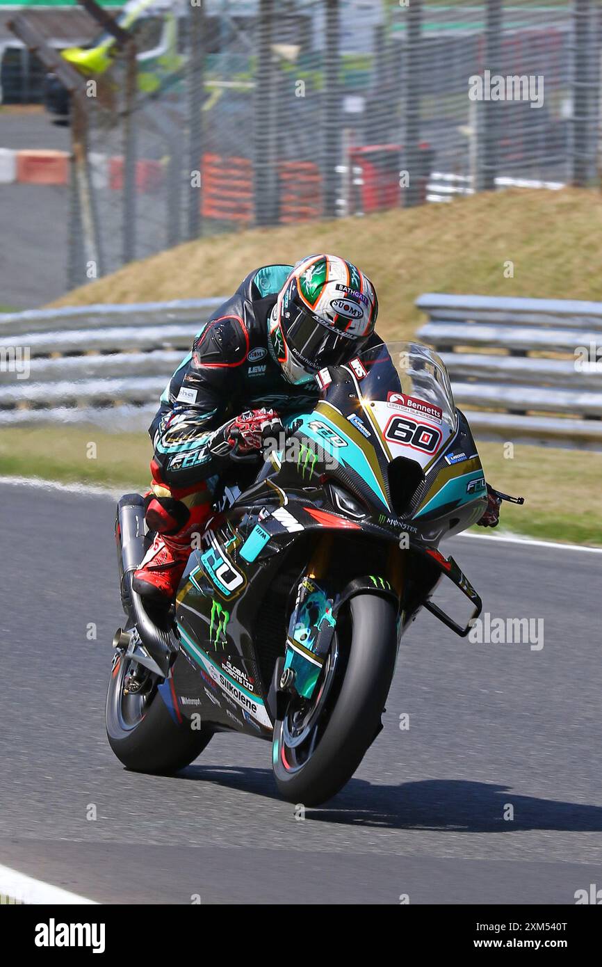 Peter Hickman - FHO Racing BMW Motorrad - pilota numero 60 su una BMW al round British Superbikes (BSB) 2024 a Brands Hatch nel luglio 2024 Foto Stock