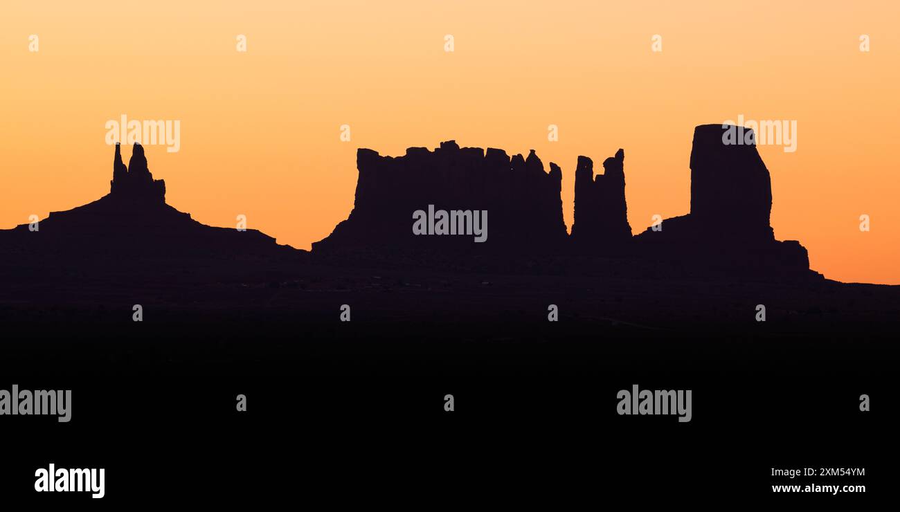 Cielo caldo all'alba sopra le caratteristiche paesaggistiche della Monumant Valley Foto Stock