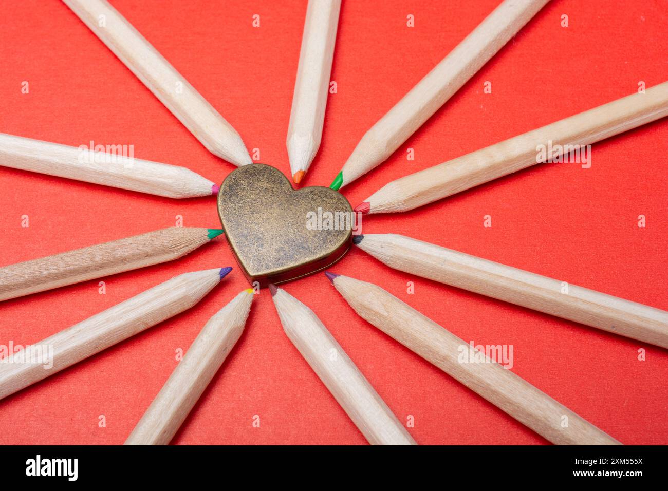 Cuore con matite multicolore affilate Foto Stock