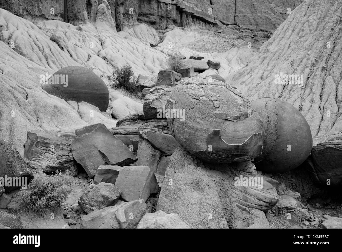 Un'immagine artistica in bianco e nero di palle di cannone, caprock di arenaria rotti, argilla bentonite al tiro di calcestruzzo di Cannonball nel Parco Nazionale Theodore Roosevelt, Foto Stock