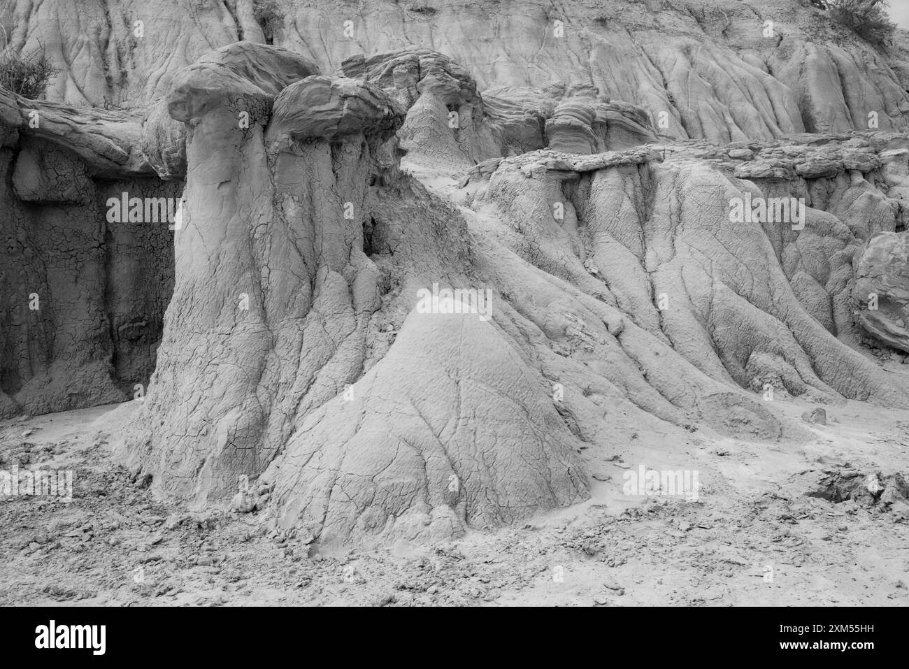 Inquietanti ed altre erosioni di arenaria dall'aspetto mondano nel Theodore Roosevelt National Park, Medora, North Dakota, USA Foto Stock