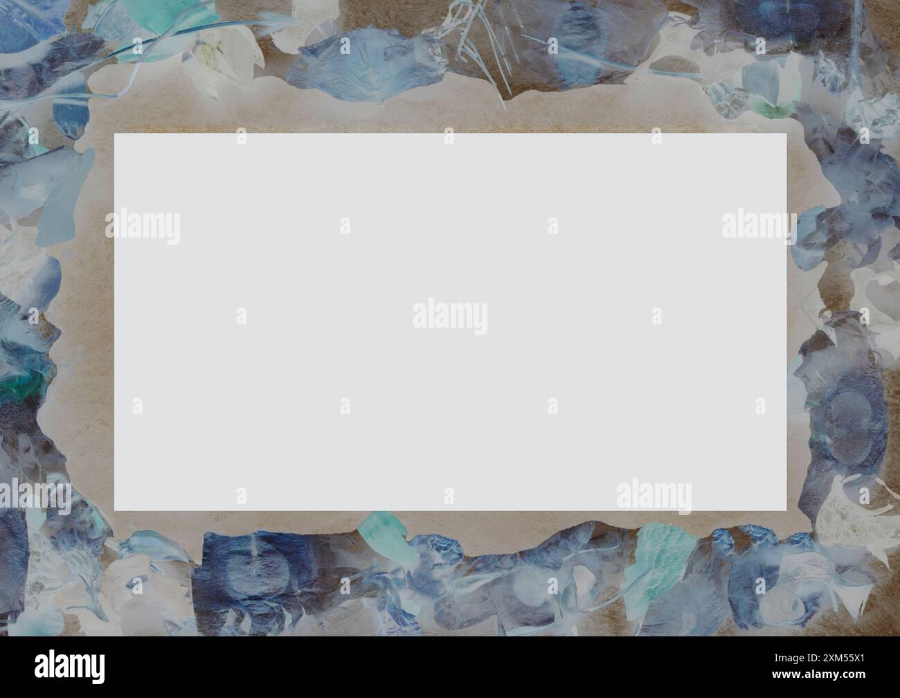 Consulta il framework per inviti, annunci ed eventi. La cornice è costituita da oggetti naturali astratti su 4 lati e bordi. Il centro è lo spazio di testo. I colori sono blu abbronzatura. Foto Stock