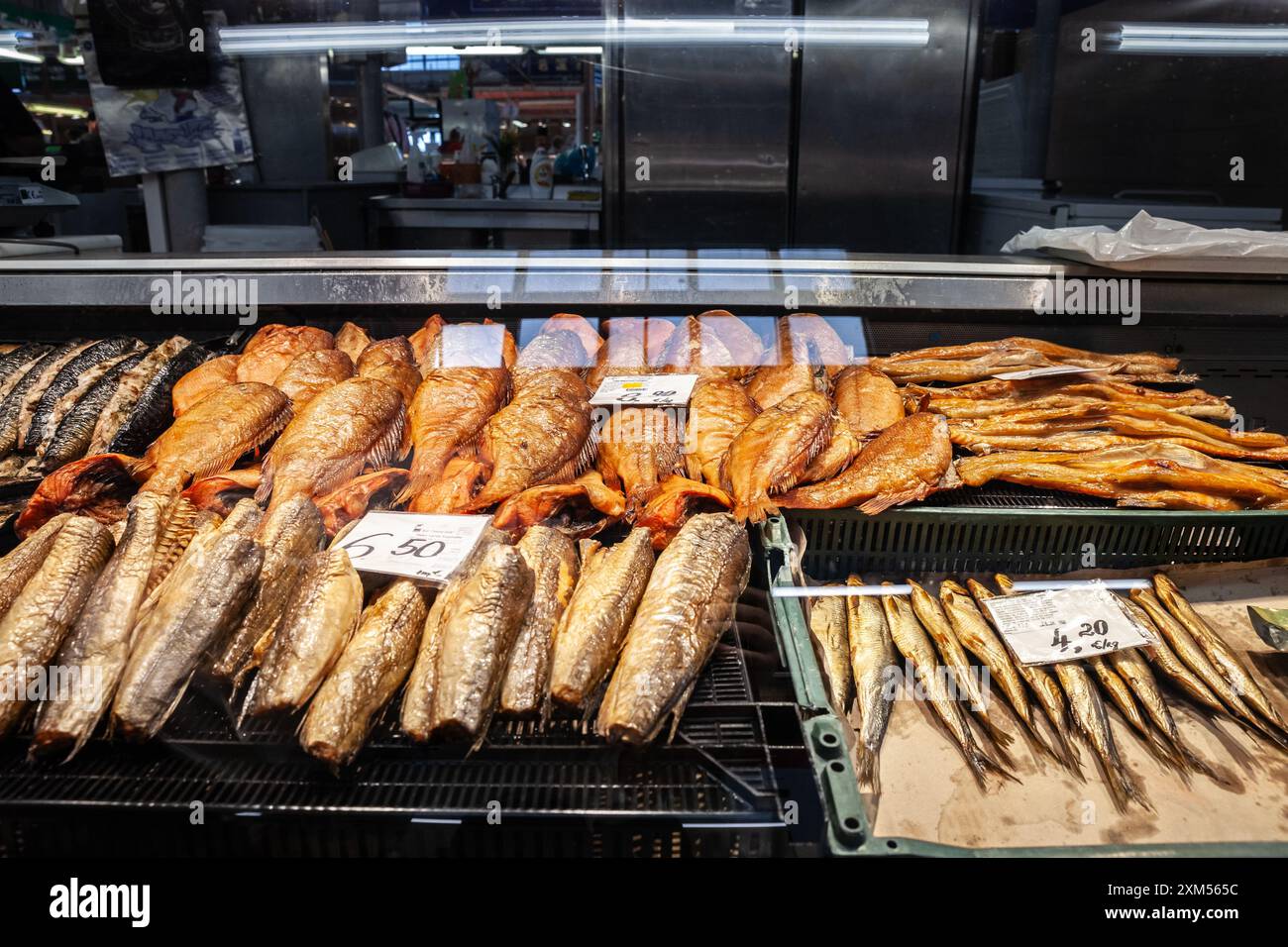 Immagine di un banco che vende pesce affumicato presso un pescivendolo di centraltirgus a riga, in lettonia. Riga Central Market è il più grande mercato e bazar d'Europa Foto Stock