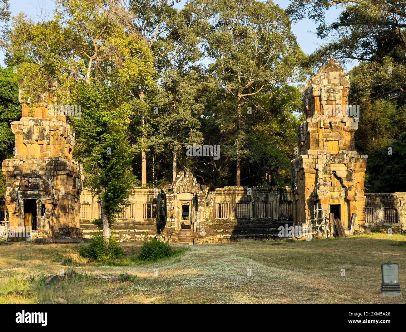 La Terrazza del Re Lebbroso, parte della città fortificata di Angkor Thom, un complesso di templi in rovina in Cambogia. Foto Stock
