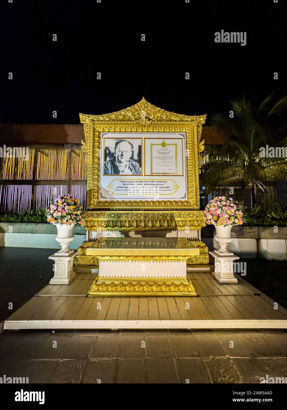 Memoriale al dottor Beat Richner di notte a Siem Reap, Cambogia. Foto Stock