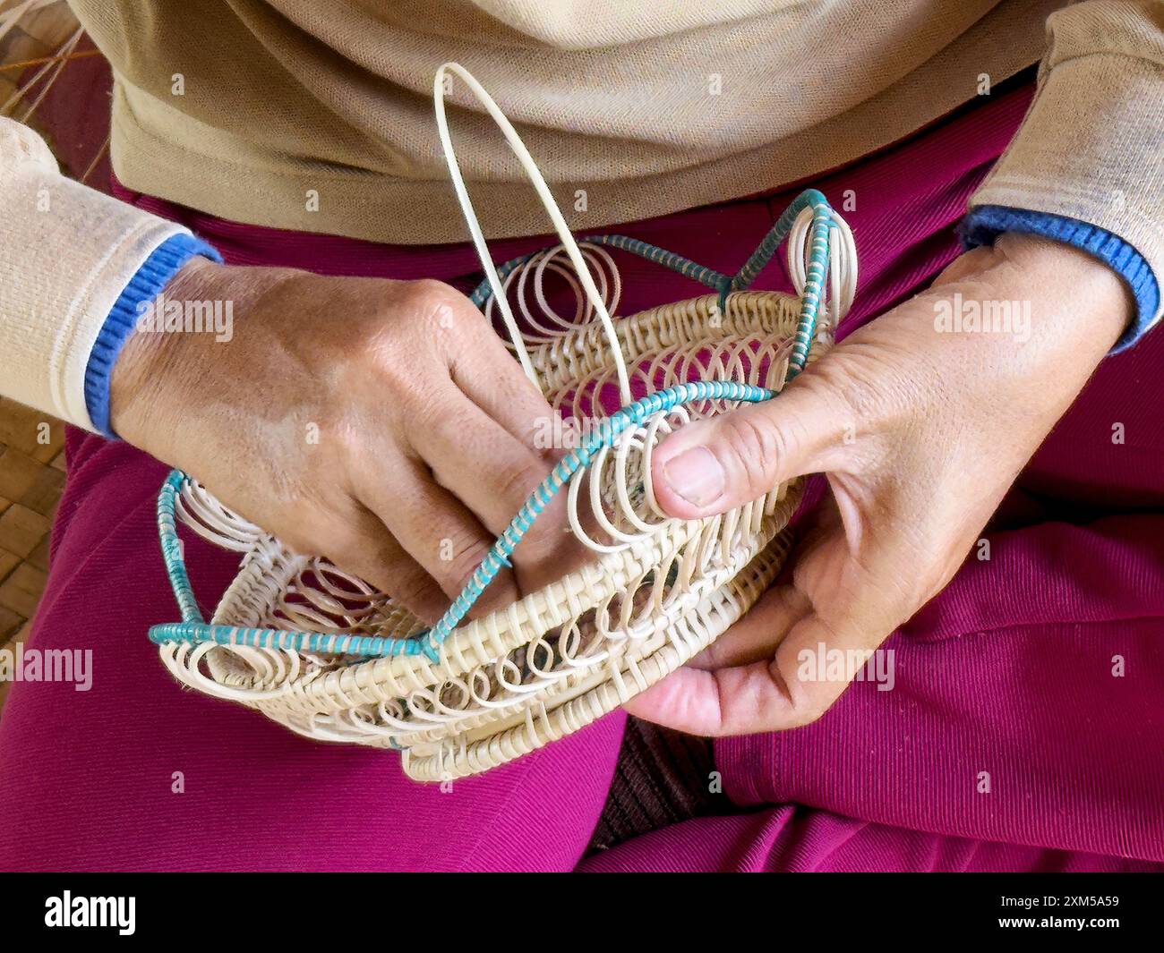 Artigiano che lavora su vari progetti presso il Satcha Handicraft Center di Siem Reap, Cambogia. Foto Stock