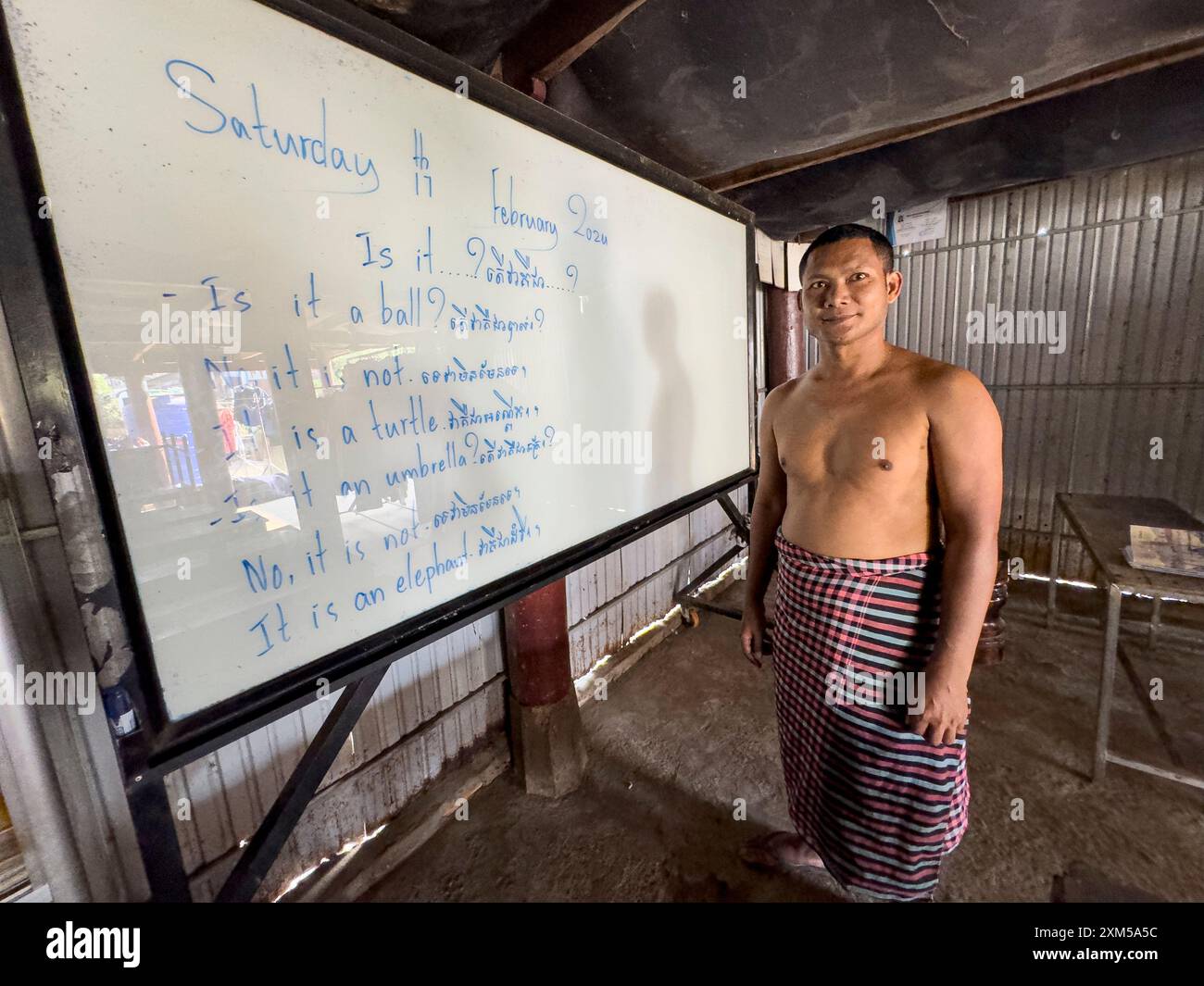 Un insegnante cambogiano nella sua lavagna bianca nel piccolo villaggio di Angkor Ban, provincia di Battambang, Cambogia. Foto Stock