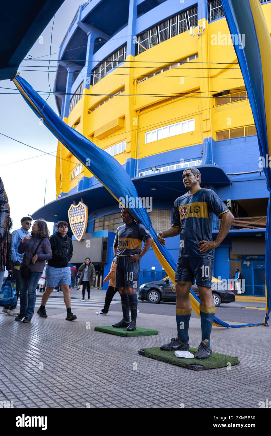 Statua di Juan Roman Roquelme vicino allo stadio la Bombonera (Estadio Alberto J. Armando), sede del Club Atletico Boca Juniors. Foto Stock