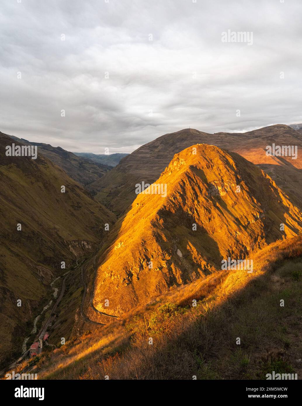 Tramonto sulla montagna Nose of the Devil. Binario ferroviario al tramonto. Nariz del Diablo, Ecuador Foto Stock