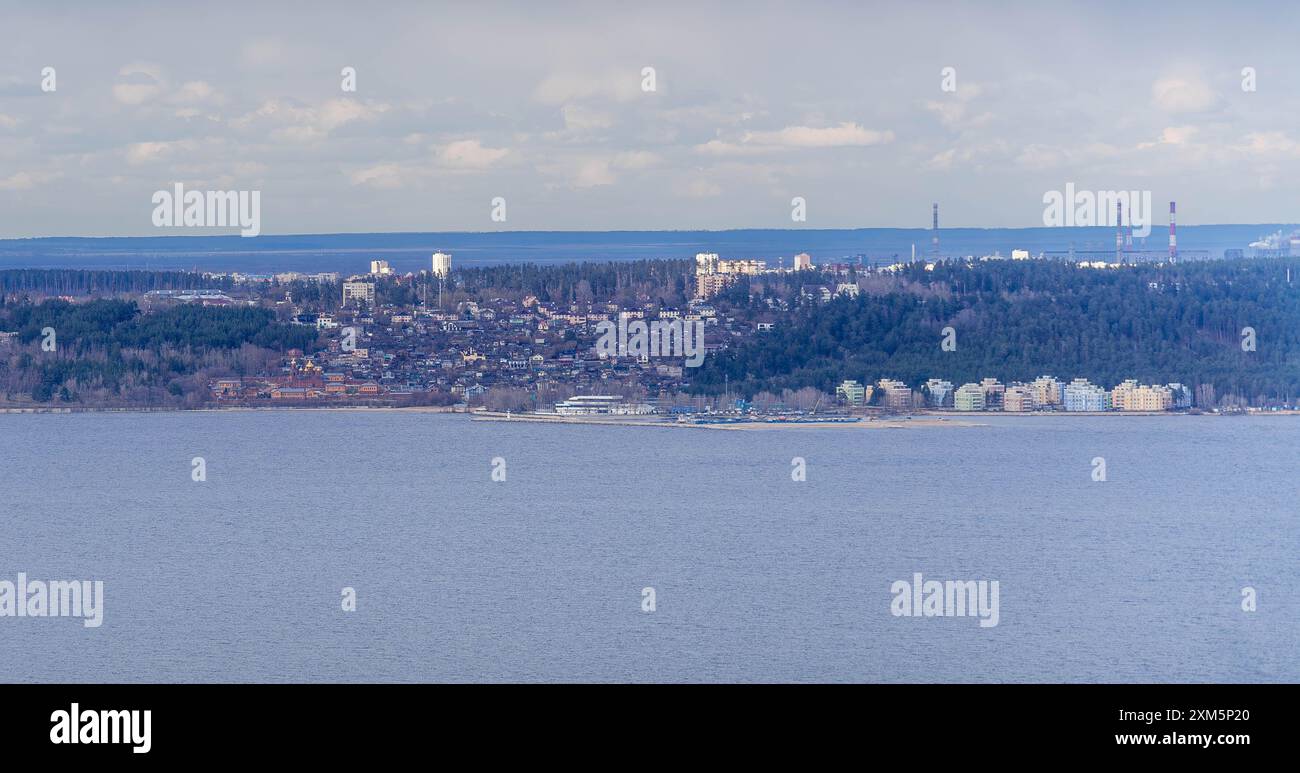 La vista su Tolyatti (Togliatti), una città sul fiume Volga, Russia, con il grande specchio d'acqua e il panorama urbano, nell'oblast' di Samara. Foto Stock