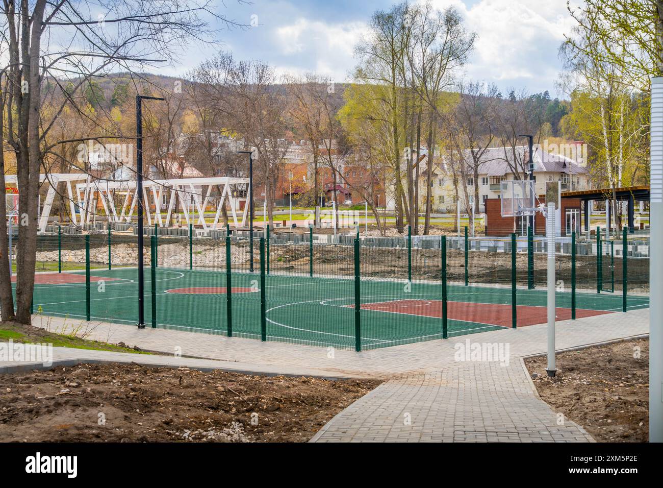 La struttura sportiva e il piccolo stadio a Zhigulevsk, una piccola città in Russia, regione di Samara, vicino al fiume Volga. Foto Stock