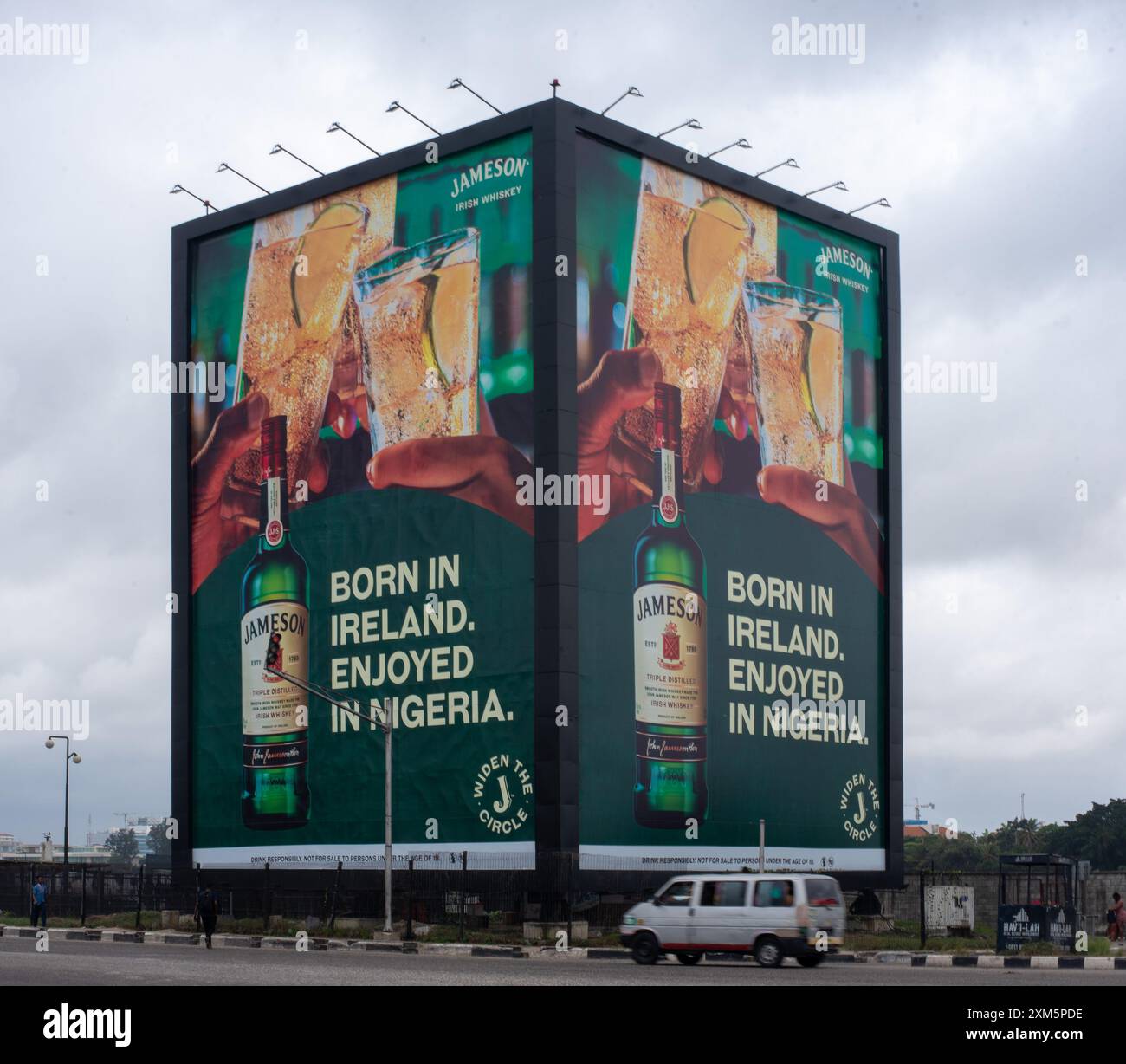 Traffico leggero attraverso un gigantesco cartellone pubblicitario di whiskey irlandese distillato Jameson a Lagos, Nigeria, 20 luglio 2023. La Nigeria si prende gioco della moneta economica Foto Stock