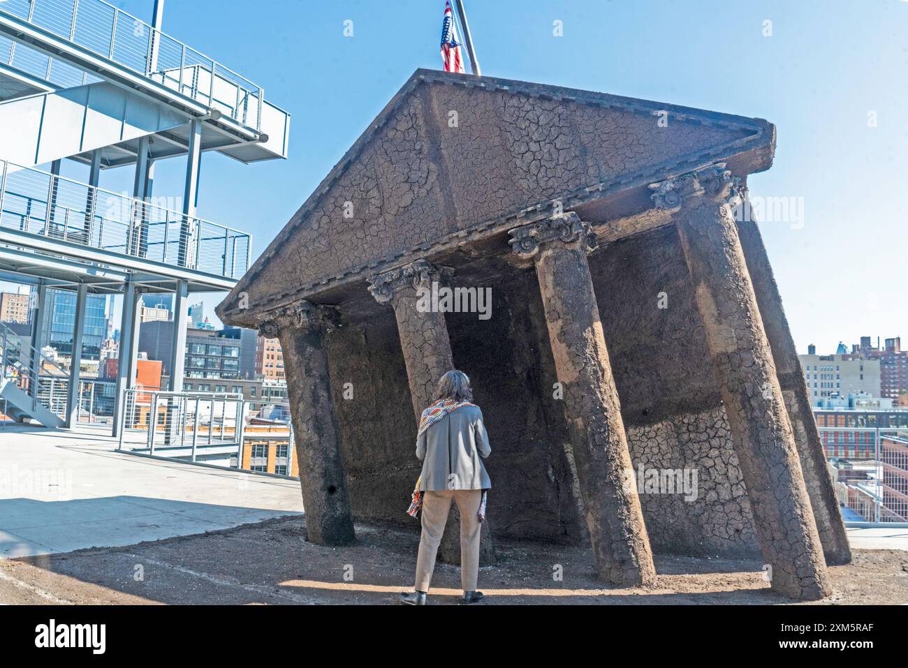 "Rovine dell'Impero II o la Terra rondini la Casa del Maestro", è il nome di una scultura composta da terra da Kiyan Williams nell'edizione 2024 di t Foto Stock