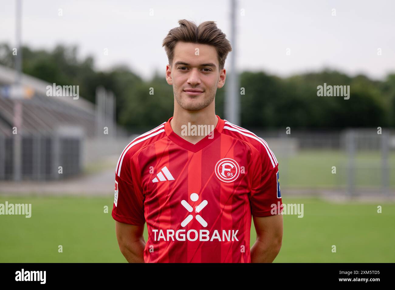 Duesseldorf, Germania. 25 luglio 2024. Calcio: Bundesliga 2, servizio fotografico fortuna Düsseldorf. David Savic. Credito: Marius Becker/dpa - NOTA IMPORTANTE: in conformità con i regolamenti della DFL German Football League e della DFB German Football Association, è vietato utilizzare o far utilizzare fotografie scattate nello stadio e/o della partita sotto forma di immagini sequenziali e/o serie di foto video./dpa/Alamy Live News Foto Stock