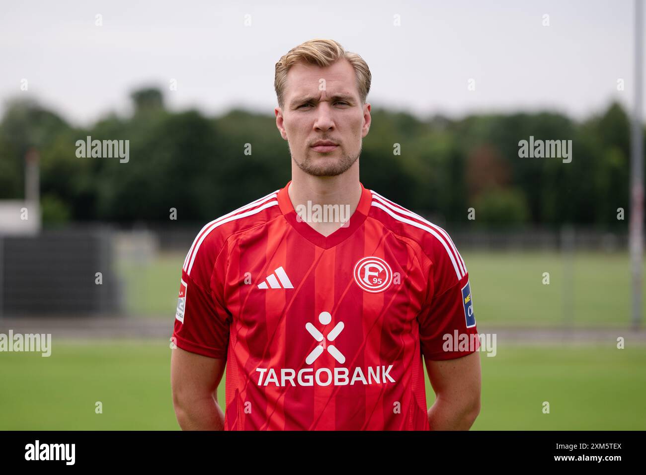 Duesseldorf, Germania. 25 luglio 2024. Calcio: Bundesliga 2, servizio fotografico fortuna Düsseldorf. Vincent Vermeij. Credito: Marius Becker/dpa - NOTA IMPORTANTE: in conformità con i regolamenti della DFL German Football League e della DFB German Football Association, è vietato utilizzare o far utilizzare fotografie scattate nello stadio e/o della partita sotto forma di immagini sequenziali e/o serie di foto video./dpa/Alamy Live News Foto Stock