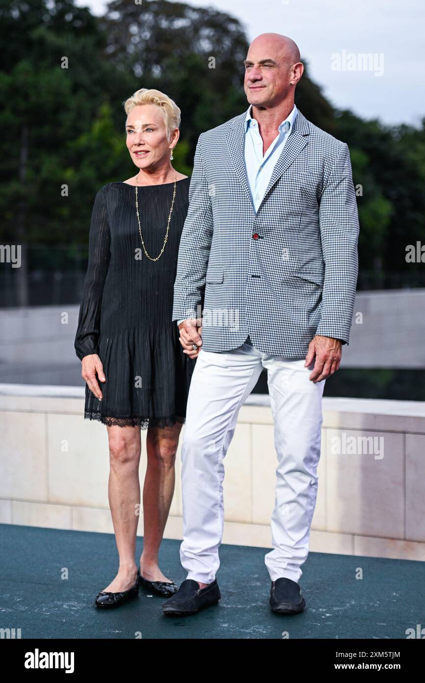 Parigi, Francia. 26 luglio 2024. Doris Sherman Williams e Christopher Meloni in posa per le foto sul Red carpet all'evento Prelude to the Olympics tenutosi alla Fondation Louis Vuitton di Parigi, in Francia, il 25 luglio 2024. (Foto di Anthony Behar/Sipa USA) credito: SIPA USA/Alamy Live News Foto Stock Parigi, Francia. 26 luglio 2024. Doris Sherman Williams e Christopher Meloni in posa per le foto sul Red carpet all'evento Prelude to the Olympics tenutosi alla Fondation Louis Vuitton di Parigi, in Francia, il 25 luglio 2024. (Foto di Anthony Behar/Sipa USA) credito: SIPA USA/Alamy Live News Foto Stock