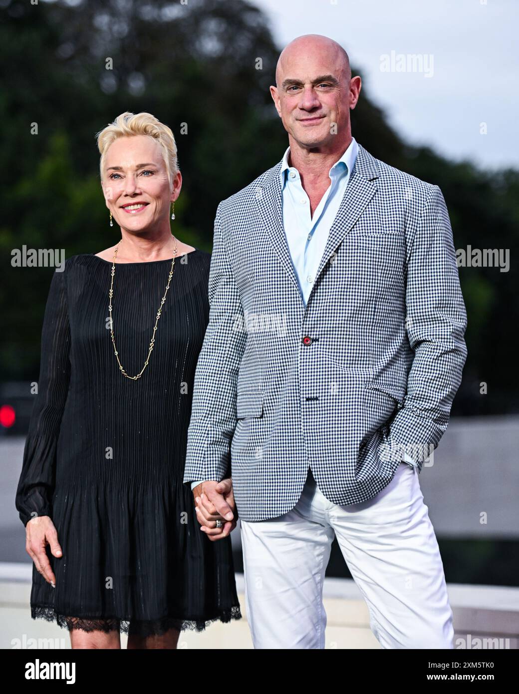 Parigi, Francia. 26 luglio 2024. Doris Sherman Williams e Christopher Meloni in posa per le foto sul Red carpet all'evento Prelude to the Olympics tenutosi alla Fondation Louis Vuitton di Parigi, in Francia, il 25 luglio 2024. (Foto di Anthony Behar/Sipa USA) credito: SIPA USA/Alamy Live News Foto Stock Parigi, Francia. 26 luglio 2024. Doris Sherman Williams e Christopher Meloni in posa per le foto sul Red carpet all'evento Prelude to the Olympics tenutosi alla Fondation Louis Vuitton di Parigi, in Francia, il 25 luglio 2024. (Foto di Anthony Behar/Sipa USA) credito: SIPA USA/Alamy Live News Foto Stock