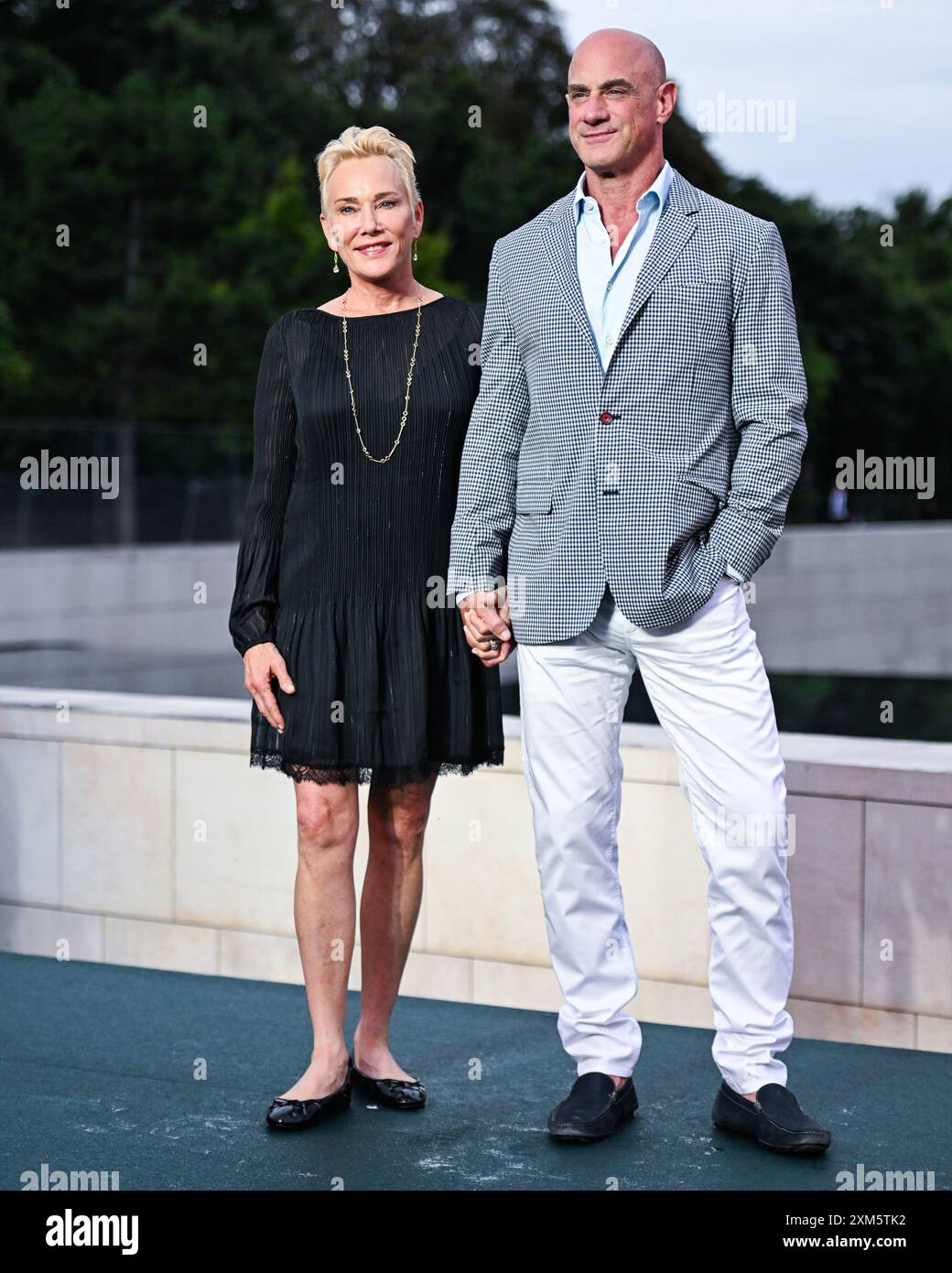 Parigi, Francia. 26 luglio 2024. Doris Sherman Williams e Christopher Meloni in posa per le foto sul Red carpet all'evento Prelude to the Olympics tenutosi alla Fondation Louis Vuitton di Parigi, in Francia, il 25 luglio 2024. (Foto di Anthony Behar/Sipa USA) credito: SIPA USA/Alamy Live News Foto Stock Parigi, Francia. 26 luglio 2024. Doris Sherman Williams e Christopher Meloni in posa per le foto sul Red carpet all'evento Prelude to the Olympics tenutosi alla Fondation Louis Vuitton di Parigi, in Francia, il 25 luglio 2024. (Foto di Anthony Behar/Sipa USA) credito: SIPA USA/Alamy Live News Foto Stock