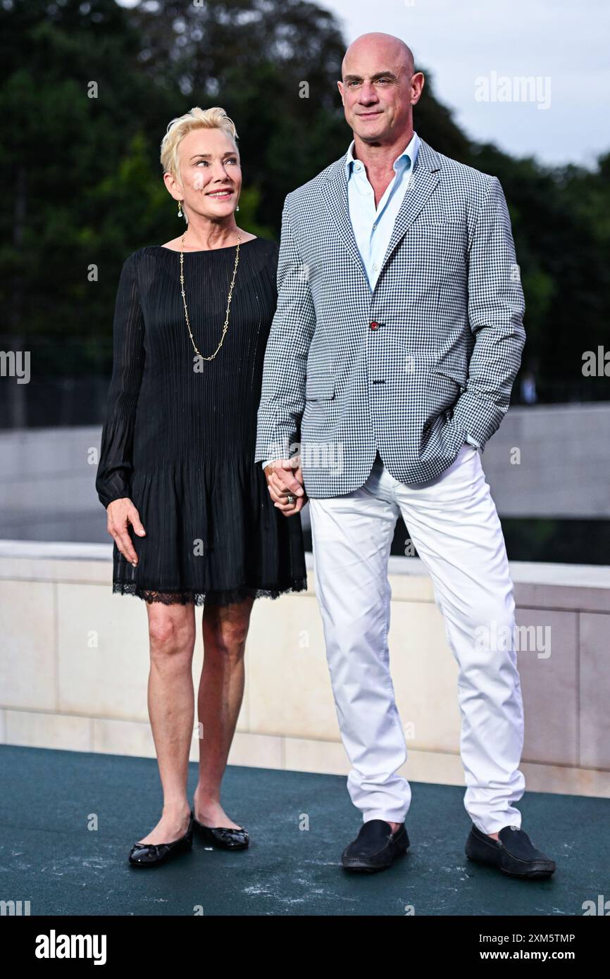 Parigi, Francia. 26 luglio 2024. Doris Sherman Williams e Christopher Meloni in posa per le foto sul Red carpet all'evento Prelude to the Olympics tenutosi alla Fondation Louis Vuitton di Parigi, in Francia, il 25 luglio 2024. (Foto di Anthony Behar/Sipa USA) credito: SIPA USA/Alamy Live News Foto Stock Parigi, Francia. 26 luglio 2024. Doris Sherman Williams e Christopher Meloni in posa per le foto sul Red carpet all'evento Prelude to the Olympics tenutosi alla Fondation Louis Vuitton di Parigi, in Francia, il 25 luglio 2024. (Foto di Anthony Behar/Sipa USA) credito: SIPA USA/Alamy Live News Foto Stock