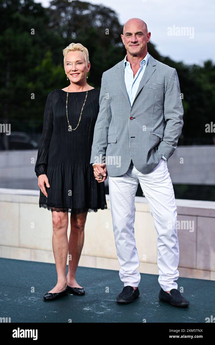 Parigi, Francia. 26 luglio 2024. Doris Sherman Williams e Christopher Meloni in posa per le foto sul Red carpet all'evento Prelude to the Olympics tenutosi alla Fondation Louis Vuitton di Parigi, in Francia, il 25 luglio 2024. (Foto di Anthony Behar/Sipa USA) credito: SIPA USA/Alamy Live News Foto Stock Parigi, Francia. 26 luglio 2024. Doris Sherman Williams e Christopher Meloni in posa per le foto sul Red carpet all'evento Prelude to the Olympics tenutosi alla Fondation Louis Vuitton di Parigi, in Francia, il 25 luglio 2024. (Foto di Anthony Behar/Sipa USA) credito: SIPA USA/Alamy Live News Foto Stock